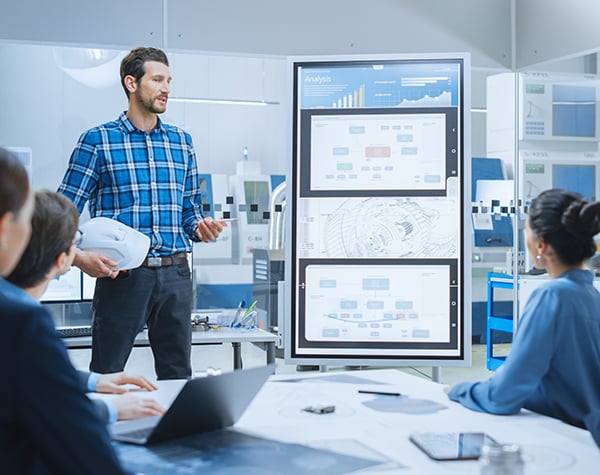 A lean manufacturing expert explaining how the OEE and maintenance systems work together, using the same machine data.